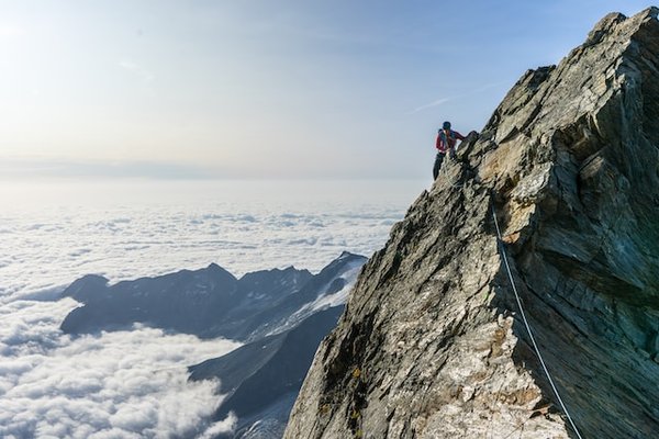 Quels sont les meilleurs itinéraires pour une randonnée à travers les montagnes de la Sierra Nevada, Équateur?
